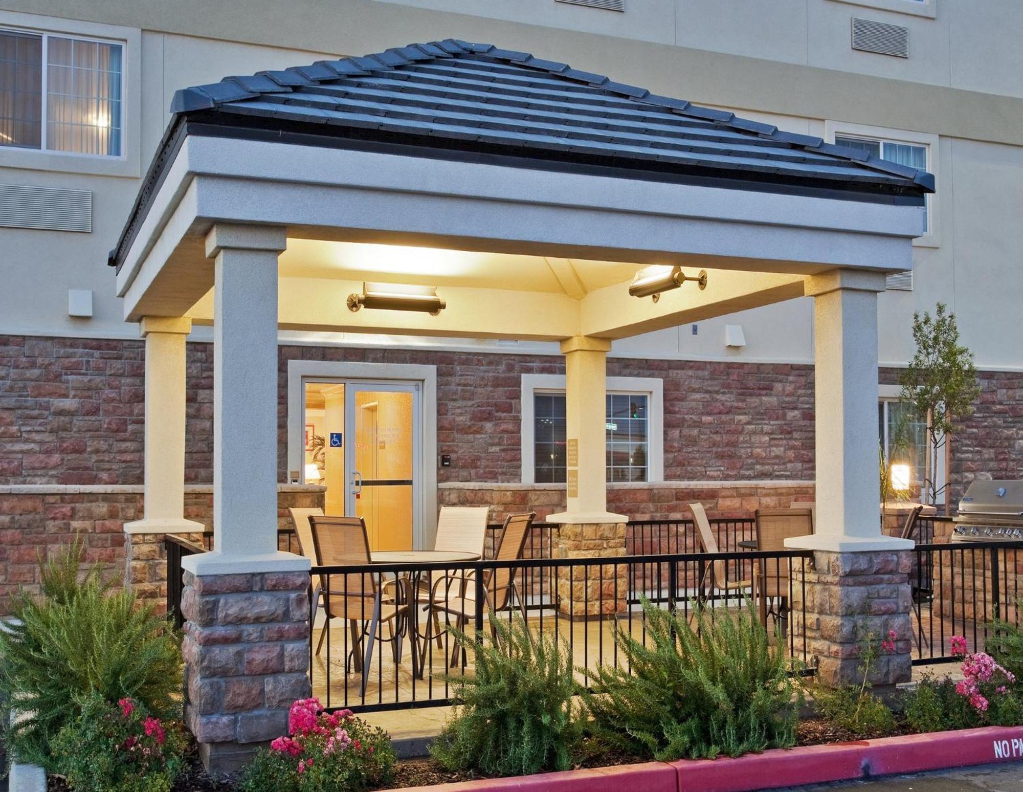 Candlewood Suites Turlock By Ihg Exterior foto
